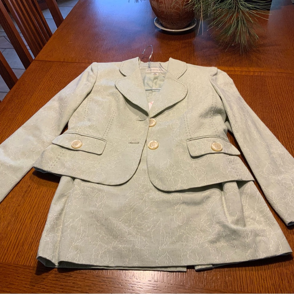 Jones of New York Women’s Size !0 Unique Lite mint Green Color .